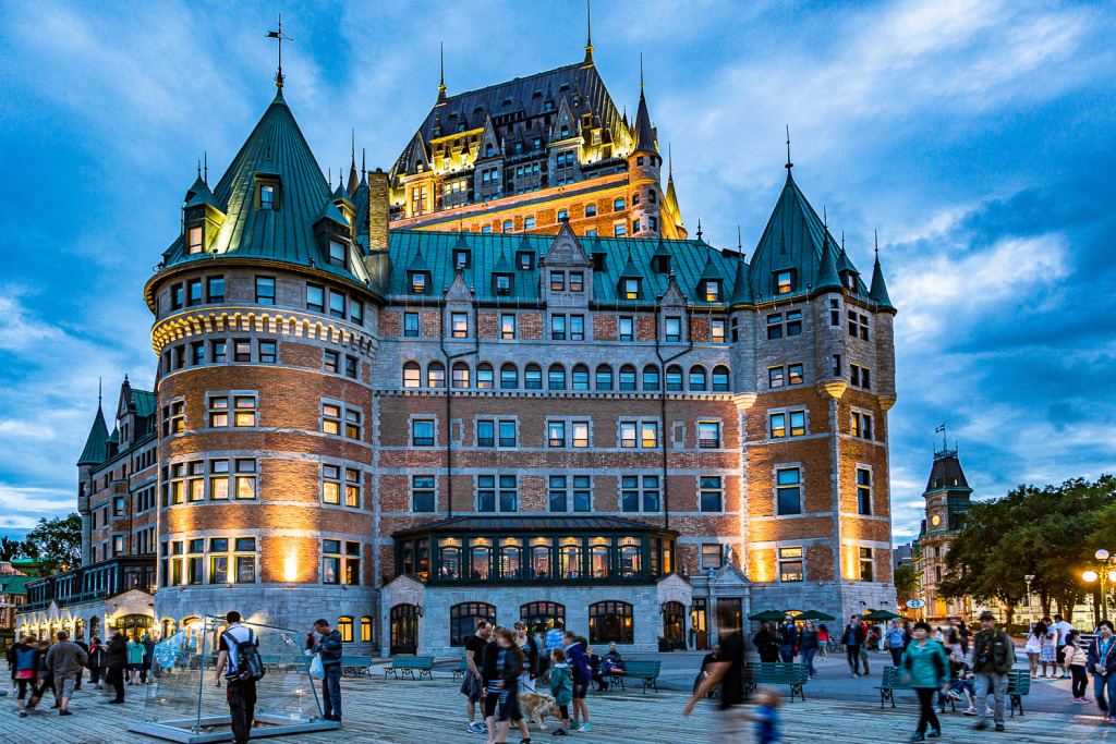 use manual mode to shoot Château Frontenac at blue hour