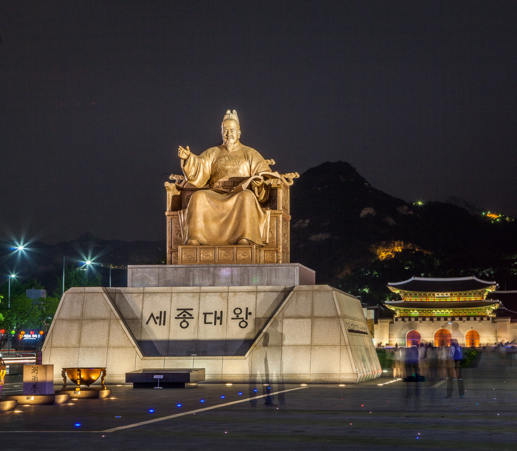 use manual mode to make tourists disappear in front of statue of King Sejong in Seoul