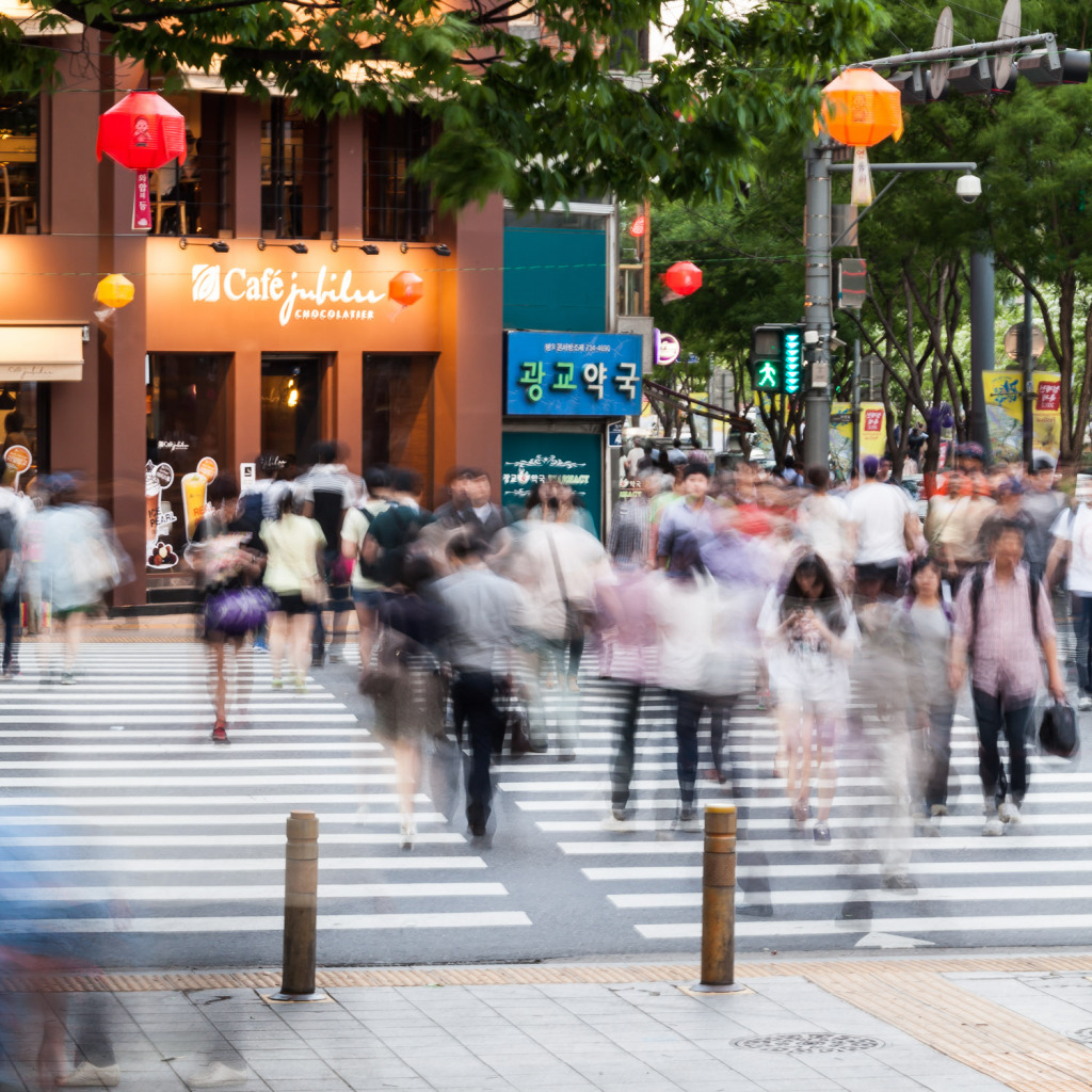 a practical reason for using aperture mode is quickly controlling shutter speed in a photo of pedestrians in Seoul